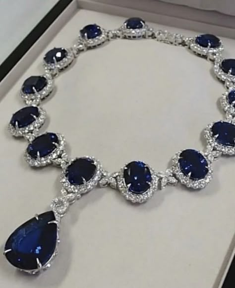 Sapphire Jewelry Aesthetic, Royal Jewelry Set, Expensive Jewelry Luxury Necklaces, Sapphire Aesthetic Gem, Blue Sapphire Aesthetic, Royal Jewelry Aesthetic, Sapphire Aesthetic, Edgy Engagement Ring, Trendy Gold Necklace