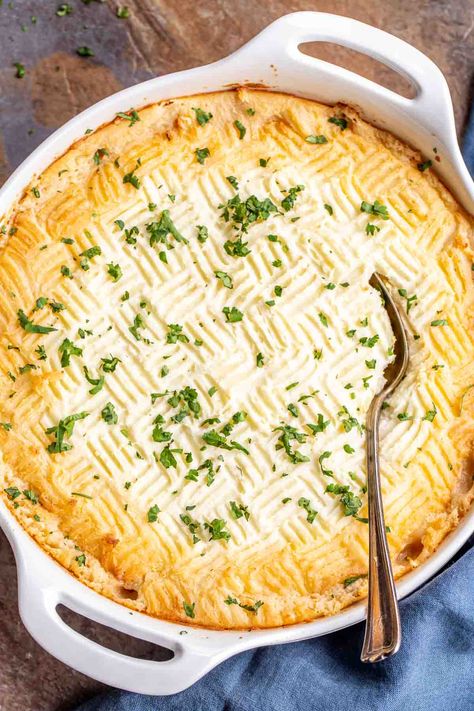 A classic Shepherd's Pie recipe made with ground beef, vegetables and topped with creamy mashed potatoes. Casserole Dish Recipes, Vegan Thanksgiving Main Dish, Thanksgiving Main Dishes, Thanksgiving Main Dish, Thanksgiving Mains, Easy Shepherds Pie, Vegan Lentil, Shepherds Pie Recipe, Shepherd's Pie