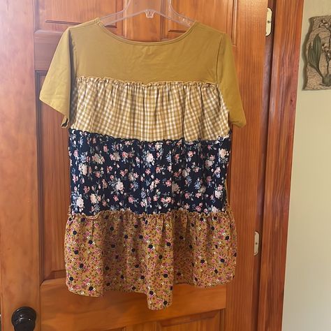 This Umgee Top Is So Cute! The Back Is Perfection With Cute Prints! Nwt Upcycle Shirts Women, Recycle Clothes Refashioning, Thrift Flip Clothes, Clothing Refashion, Upcycled Tshirt, Shirt Makeover, Shirt Extender, Upcycling Clothes, Clothing Upcycle