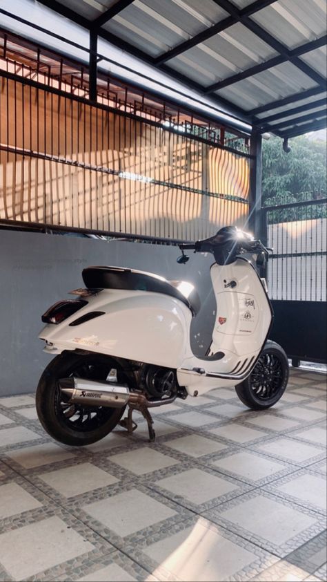 Pap Motor, Motor Vespa, Vespa Sprint, Bike Aesthetic, Mobil Drift, Aesthetic Boys, Sepeda Motor, Dreamy Art, Scooters