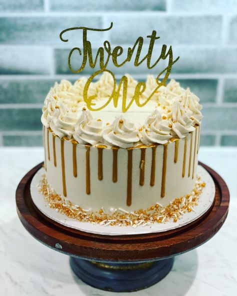 Golden Birthday Cakes For Girls Gold, White And Golden Cake, Gold Drip Birthday Cake, Golden Year Birthday, Birthday Cake With Gold, Golden Birthday Cake Ideas, Gold Drip Cake, 23 Birthday Cake, Birthday 28