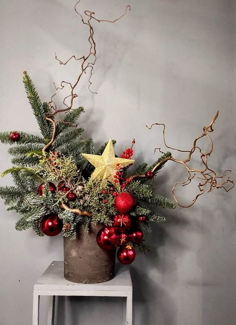 Xmas Floral Arrangements, Xmas Flower Arrangements, Christmas Flower Arrangements Ideas, Flower Arrangements Winter, Floral Arrangements Winter, Flower Garden Aesthetic, Flower Arrangements Ideas, Winter Flower Arrangements, Winter Floral Arrangements