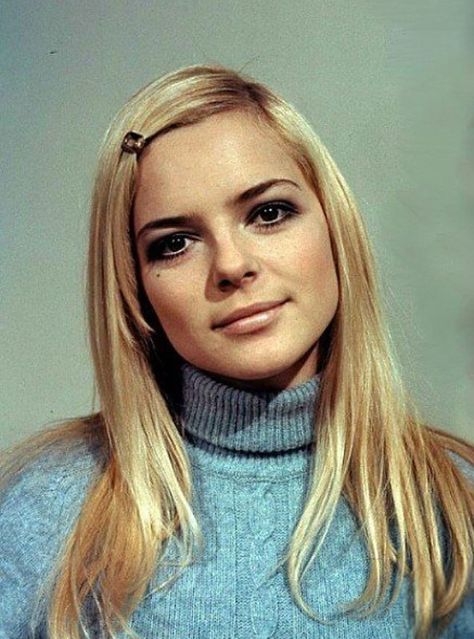 60's Makeup, French Singers, Women Singers, 60’s Fashion, French Icons, French Music, Star Francaise, Beautiful France, 60s Women