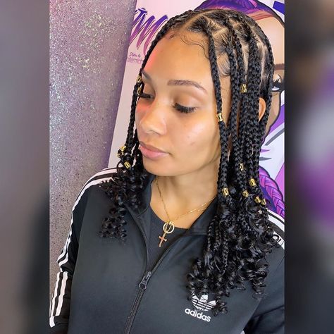 Short and curly Knotless braids 😍😍😍#houstonhairstylist #naturalhairstyles #naturalhair #sleekponytail #braidstyles #braids#senegalesetwist… Notlessbox Braids Styles, Yarn Hairstyles, Gorgeous Braids, Curly Hair Braids, Goddess Braids Hairstyles, Braids Styles, Twist Braid Hairstyles, Short Braids, Box Braids Styling