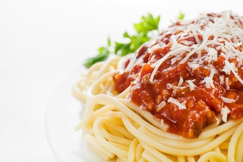 Calculating the amount of ingredients you will need to feed 100 people, starts with the amount you expect to serve per person. This is a guide about making spaghetti for 100 people. Spegetti Sauce, How To Make Spaghetti, Perut Sixpack, No Salt Recipes, Spaghetti Sauce, Gluten Free Flour, Cucumber Salad, Pasta Sauce, Pasta Dishes