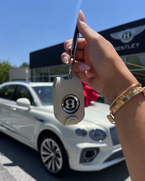 Bentley Key, His And Hers Cars, Wealthy Lifestyle Luxury, Spoiled Wife, Rich Cars, Luxury Cars Rolls Royce, Inspirational Life Photos, Mom Car, Lux Cars