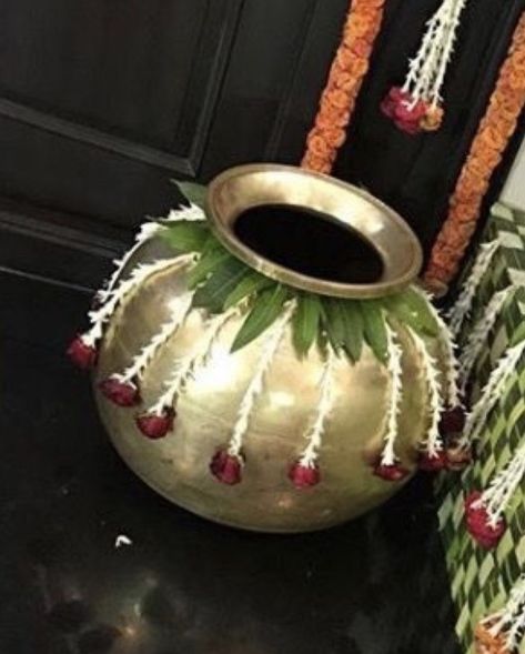 Bale Shastra Decoration, Kalash Decoration, Simple Stage Decorations, Home Flower Decor, Thali Decoration Ideas, Diwali Decorations At Home, Wedding Background Decoration, Housewarming Decorations, Diy Diwali Decorations