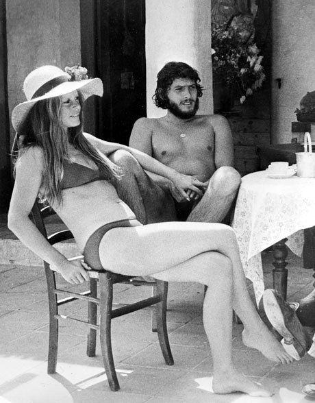 Brigitte Bardot and her friend Laurent Verges lounge at Club 55 in St. Tropez, June 7, 1973. Bridget Bardot, San Tropez, French Chic, St Tropez, Brigitte Bardot, French Riviera, Saint Tropez, Vintage Beauty, Hats Vintage