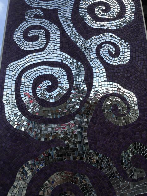 Pretty mirror mosaic Gothic Mosaic, Pretty Mirror, Mosaic Mirrors, Lippan Art, Tree Garden, Mosaic Ideas, Mirror Mosaic, Household Furniture, Garden Trees