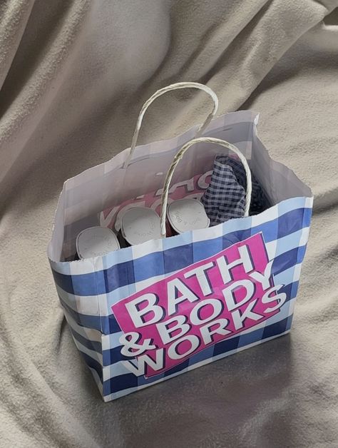 Bathandbodyworks Aesthetic, Shower Aesthetic, Aesthetic Bath, Bath And Bodyworks, Bags Aesthetic, Bath And Body Works, Body Works, Bath And Body, It Works