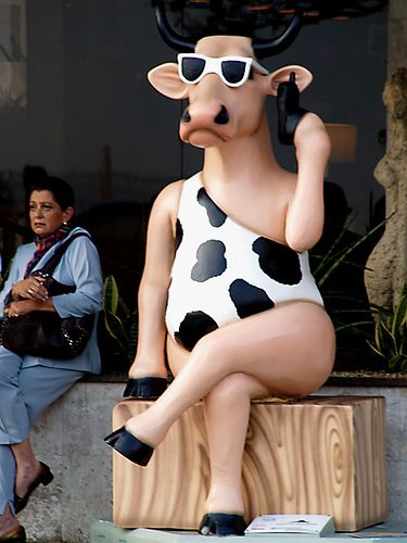 Ok Bye, Cow Parade, Cow Pictures, Funny Caricatures, Super Model, Cows Funny, Cow Art, A Cow, Weird Pictures