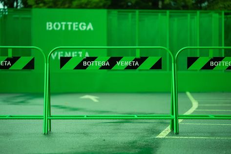 explore bottega veneta's immersive, green MAZE installation in seoul Bottega Veneta Interior, Maze Installation, Bottega Veneta Green, Store Concept, Salalah, Exhibition Display, Green Metal, Squid Game, Store Interior