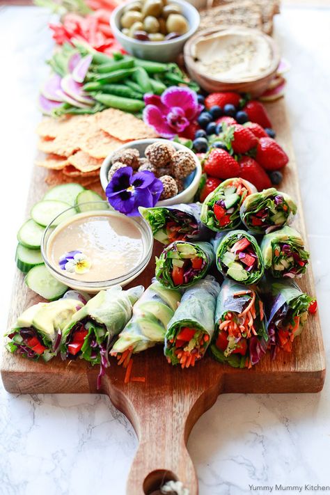 Catering a party for vegans and carnivores is made simple with this list of 35 Vegan Party Food Recipes Rice Paper Spring Rolls, Homemade Spring Rolls, Vegan Spring Rolls, Fest Mad, Vegan Party Food, Savory Foods, Vegan Party, Vegan Rice, Vegan Wedding