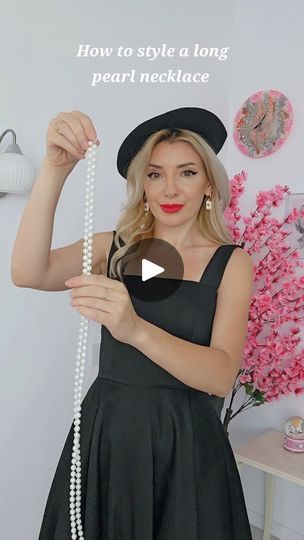 Jewellery For V Neck Dress, Long Pearl Necklace Outfit, How To Style Pearl Necklace, How To Style Pearls, Outfit With Pearls, Pearl Necklace Outfit, 60s Outfit, How To Wear Pearls, Long Pearl Necklace