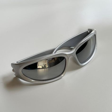 Y2k 2000s Vintage Style Chrome Silver Surfer Sunglasses Silver Frame With A Reflective Lens These Glasses Are Unisex! Uva And Uvb Protection Brand New @Sunglasses #Shades #Sunnies #Fashion Y2k Sunglasses Aesthetic, Surfer Sunglasses, 2000s Glasses, Mens Shades Sunglasses, Sunglasses 2000s, Gucci Sunglasses Men, Billie Concert, Wire Frame Sunglasses, Y2k Glasses