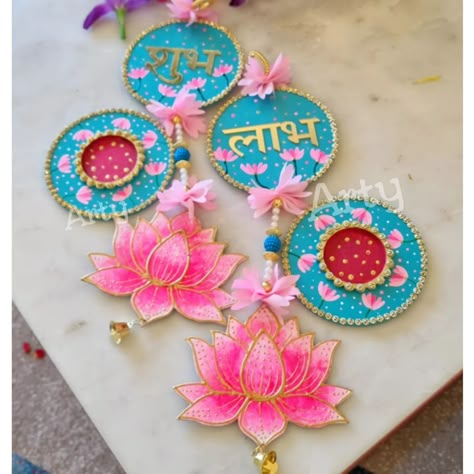 New Design Alert 💗 ⚠️ 📢 Diwali Special LIPPAN ART ....Learn with me🤗 DM for Order📩 #reels #mudart #mandirwalldecor #diwalidecor #diwali #subhlabhhanging #hanging #art #homedecor #bharat #india #wallart #nameplate #indianartist #kutch #housewarminggift #painting #homedecorideas #satisfyingvideos #gift #walldecor Diwali Diya Painting, Clay Diya, Diwali Crafts, Baby Shower Hamper, Diwali Ideas, Project Cover, Diya Decoration Ideas, Shubh Labh, Diya Decoration