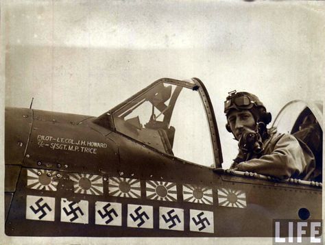 LCOL James H. Howard proudly displays his kill markings on the side of his P-51 Mustang on January 11th 1944. DING HAO! Wwii Fighter Pilot, Wwii Fighters, Ww2 Planes, B 17, Medal Of Honor, Wwii Aircraft, Ww2 Aircraft, Fighter Pilot, Vintage Aircraft