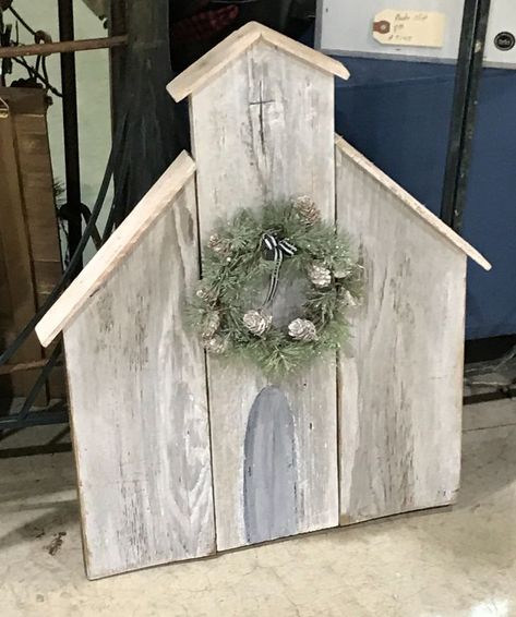 Wood Coat Hanger Ideas, Crafts With Chicken Wire, Scrap Wood Christmas Projects, Wood Crafts To Sell, Barnwood Crafts, Entryway Door Decor, Wood Crafts That Sell, Wood Objects, Spring Wood Crafts