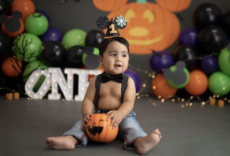 Smash Cake Halloween, Halloween Cake Smash 1st Birthdays, Disney Cake Smash, Halloween Cake Smash, Halloween Theme Cake, Halloween Smash Cake, Final Cake, Spooky Cake, Halloween First Birthday