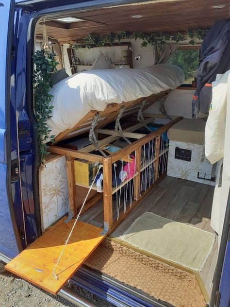 Exterior Van Design, Van Life Storage Hacks, Cat Van Life, Simple Van Build, Van Camping Ideas, Hippie Van Interior, Omgebouwde Bus, Minivan Camping, Old School Bus