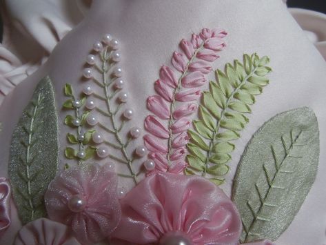 Silk ribbon embroidery with pearl bead detailing Tutorial Sulaman Pita, Silk Ribbon Embroidery Tutorial, Sulaman Pita, Silk Ribbon Embroidery Patterns, Ribbon Embroidery Kit, Embroidery Leaf, Pola Bordir, Ribbon Embroidery Tutorial, Crazy Quilting