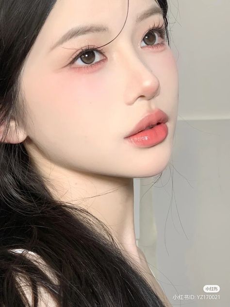 Soft Douyin Makeup Look, Cold Tone Makeup Korean, Cat Face Type Korean, Daily Douyin Makeup, Douyin Makeup On Western Features, Douyin Makeup White Person, Cool Tone Makeup Korean, Soft Douyin Makeup, Peachy Makeup