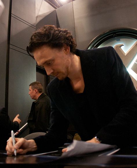 old photo of tom hiddleston signing autographs Tom Hiddleston News, Thomas Sharpe, I'm Single, Thomas William Hiddleston, British Boys, Man Thing Marvel, Tom Hiddleston Loki, British Actors, Benedict Cumberbatch