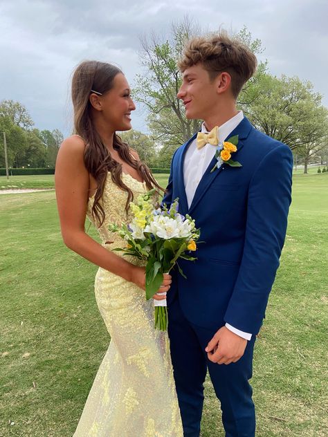 Sequence Prom Dresses Long, Yellow Prom Dress Couple Outfit, Prom Hairstyle Strapless Dress, Prom Pose Inspiration, Navy And Yellow Prom Couple, Senior Prom Couples, Prom Couple 2023, Couples Prom Ideas, Yellow Prom Outfits For Couples