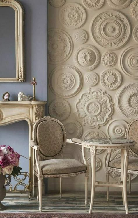 Super Easy And Elegant Ways To Fill A Blank Wall Fill A Blank Wall, Baroque Decoration, Floor To Ceiling Curtains, Art Deco Living Room, تصميم داخلي فاخر, 카페 인테리어 디자인, Ceiling Medallions, Cheap Home Decor, Ceiling Design