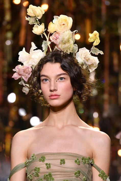 Models on the Dior runway looked like something out of a forest fairy tale wearing elaborate flower crowns and romantic makeup. Dior Spring 2017, Couture Hairstyles, Look Rose, Paolo Roversi, Flowers In Her Hair, Christian Dior Haute Couture, Tim Walker, Dior Haute Couture, Couture Mode