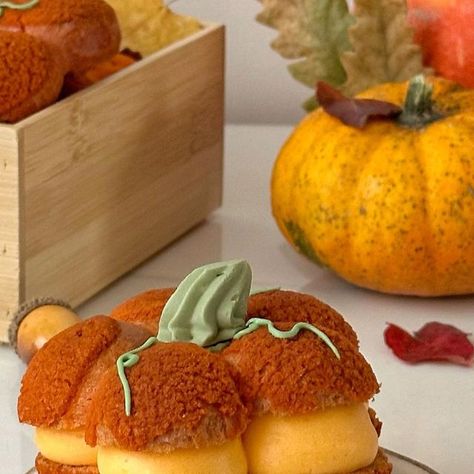 Pastry on Instagram: "Choux citrouille🍂 • choux • craquelin • crème pâtissière légère au citrouille • gelée d’orange • ganache montée #halloween #halloweendesserts #halloweenchoux #citrouille #pumpkin #pumpkindessert #paris" Pumpkin Choux Pastry, Halloween Choux Pastry, Halloween Bakes, Orange Ganache, Choux Craquelin, Halloween Dessert, Choux Pastry, Halloween Desserts, Pumpkin Cookies