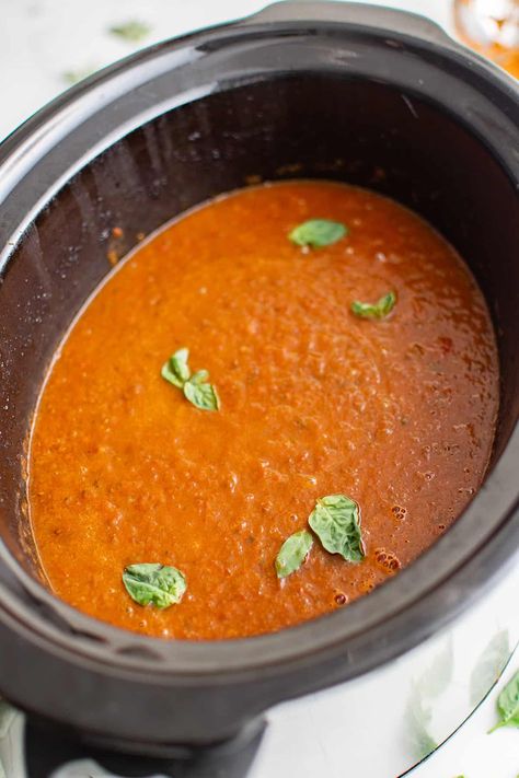 Slow Cooker Homemade Tomato Sauce Tomato Sauce With Fresh Tomatoes, Make Tomato Sauce, How To Make Tomato Sauce, Tomatoe Sauce, The Salty Marshmallow, Condiments Recipes, Salty Marshmallow, Spaghetti Bolognese Recipe, Fresh Tomato Recipes