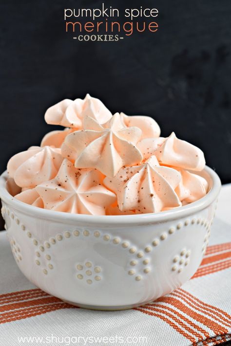 Melt in your mouth Pumpkin Spice Meringue Cookies are the perfect fall treat! Plus I've got some tips and tricks for meringue success! Pumpkin Flavored Desserts, Pumpkin Spice Desserts, Meringue Cookie Recipe, Meringue Recipe, Shugary Sweets, Dessert Aux Fruits, Desserts Vegan, Cookie Flavors, Meringue Cookies