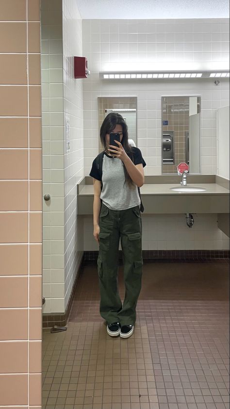 Korean Cargo Outfit, Navy And Army Green Outfits, Army Green Sweatpants Outfit, Cargo Pants Outfit School Appropriate, Baseball Tee Outfit Women, Fits With Green Cargo Pants, Outfit Ideas Green Cargo Pants, Cargo Pants With Vans, Cargo Pants Korean Outfit