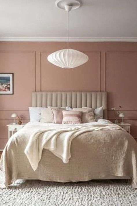 A bedroom with a dusty pink wallcolor and bedroom wainscoting to accentuate the bold color choice Dusty Rose Pink Bedroom, Champagne Pink Bedroom, Bedroom Coloured Wall, Dusty Pink Ceiling, Dusty Rose Room Ideas, Dusty Pink Room Ideas, Dusty Pink Room Decor, Dusty Pink Wall Color, Pink Panelled Bedroom