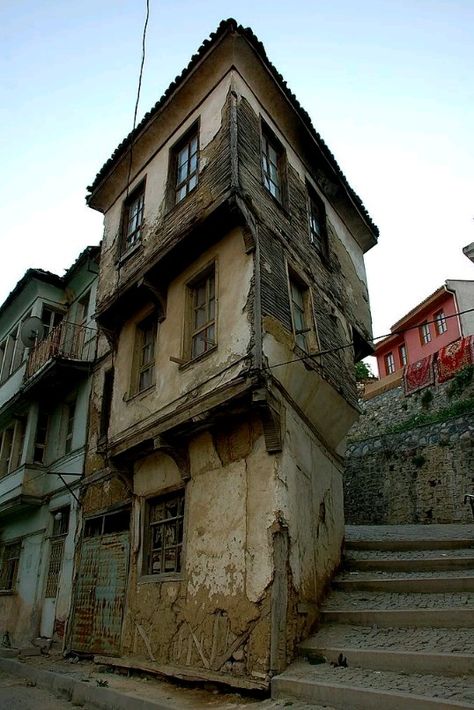 Trilye house-Mudanya-Bursa Buildings In Perspective, Old Buildings Aesthetic, House Perspective, Poor House, Perspective Pictures, Perspective Photos, Desain Pantry, Perspective Drawing Architecture, Building Aesthetic