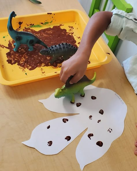 Dinosaur Tracks Craft, Dinosaur Theme Art Preschool, Dinosaur Pre K Art, Dino Tracks Craft, Dinosaur Activities For One Year Olds, Dinos Activities, Dinosaur Theme Table Preschool, Dino Lessons Preschool, Save The Dinosaurs Activity