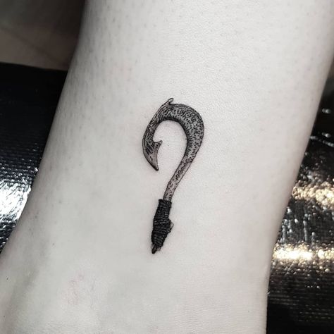 I love my new Moana tattoo! Lee Humphries 🇬🇧 on Instagram: “Little Maui's hook ! . . #moana #moanatattoo #maui #mauihook #mauishook #disneytattoo #bw #flashworkers #blackworkers #blxckworkers #blxck…” Maui's Hook Tattoo, Maui Fish Hook Tattoo, Maui Hook Drawing, Maui Hook Tattoo, Moana Tattoos Ideas, Maui Tattoos Moana, August Tattoo, Maui Hook, Moana Tattoos