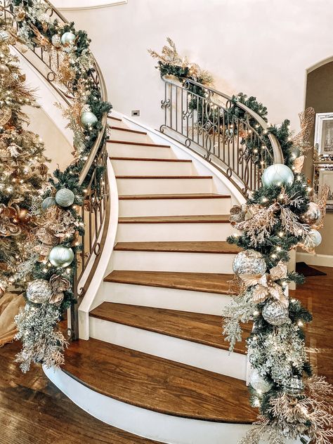 Christmas Tree Spiral Staircase, Christmas Decor Extravagant, Grand Staircase Christmas Decor, Luxury Home Christmas Decor, Foyer Christmas Tree, Stairs Wall Design, Stairs Decor Ideas, Stair Garland, Christmas Garland Staircase