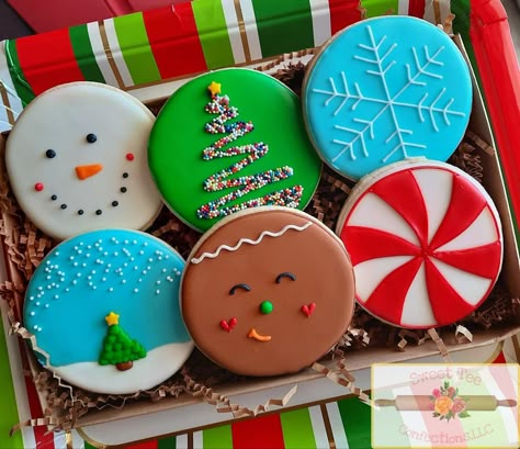 Round Christmas Cookies Decorated Easy, Sugar Christmas Cookies Decorated, Holiday Cookie Ideas, Circle Christmas Cookies Decorated, Round Christmas Cookies Decorated, Easy Christmas Cookie Decorating Ideas, Christmas Cookies Decorated Royal Icing, Royal Icing Cookies Designs, Santa Hat Cookies