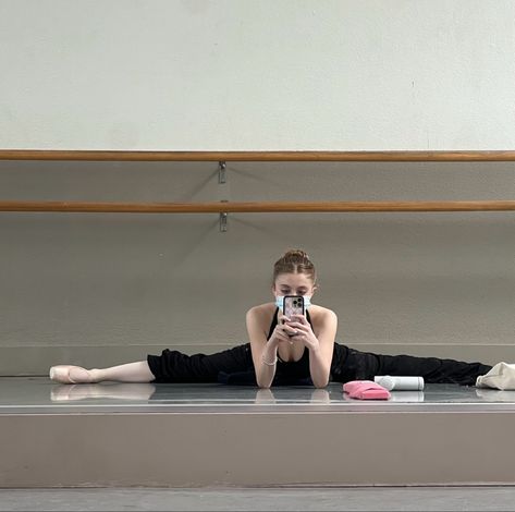 Ballet Dancer Stretching, Ballet Grunge Aesthetic, Ballet Off Duty Aesthetic, Messy Ballet Aesthetic, Ballet Rehearsal Aesthetic, Ballet Student Aesthetic, Ballet Mirror Selfie, Off Duty Dancer, Ballet Selfie