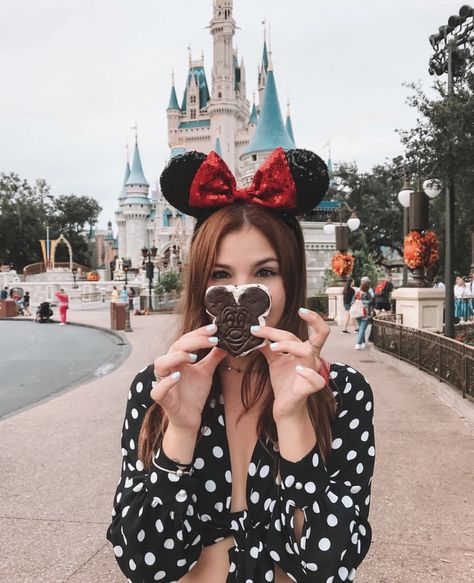 Disney Poses, Disney Picture Ideas, Disneyland Photography, Foto Disney, Disneyland Photos, Disney Photo Ideas, Disney World Pictures, Tattoo Trend, Disney Paris