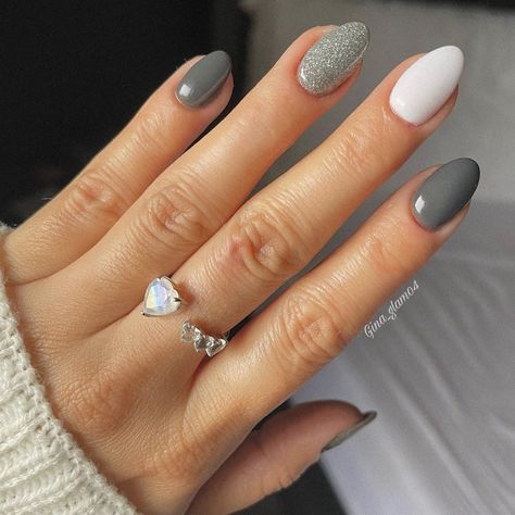 Classy Gel Nails, Gloomy Winter, Solid Color Nails, Fall Gel Nails, Glitter Gel Nails, Pretty Nail Art Designs, Cute Gel Nails, Christmas Nails Acrylic, Round Nails