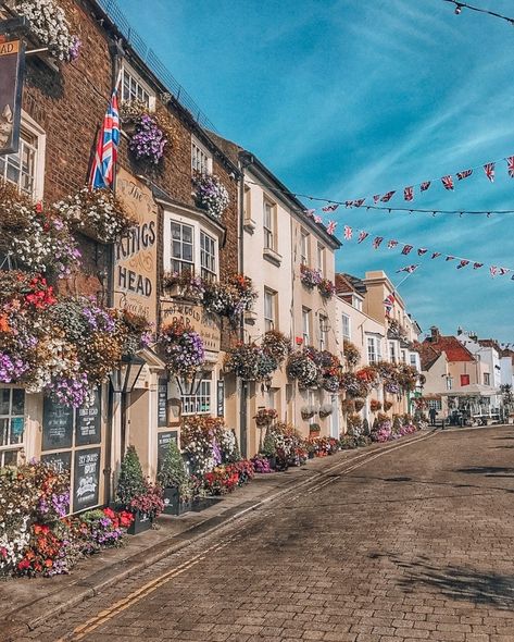 Join me on a journey to the magical seaside town of Deal with its colourful narrow streets, beautiful beach, the pier, quirky architecture and two castles!| UK travel | UK seaside town | secret locations | hidden gems | Kent | UK holiday | picturesque towns in England | seaside retreat | places to visit in the UK | best UK seaside towns | UK beach | UK seaside breaks | best seaside town in the UK | best seaside town in Kent | best seaside towns near London | things to do in Kent | Insta-worthy Towns In England, Kent Uk Beautiful Places, Uk Beach Aesthetic, Seaside Town Aesthetic, Seaside England, Quirky Architecture, Beach Town Aesthetic, Holiday Locations, Uk Aesthetic