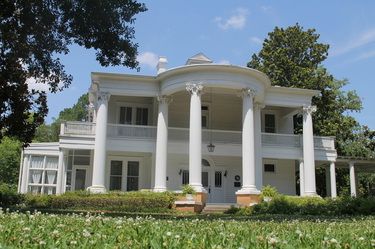 Moore Home outside of Houston, TX Greek Houses Exterior, Abandoned Mansion For Sale, Pebble Dash, Southern Plantation Homes, Greek Revival Architecture, Greek Revival Home, Southern Mansions, Mansion Exterior, Suffolk Va