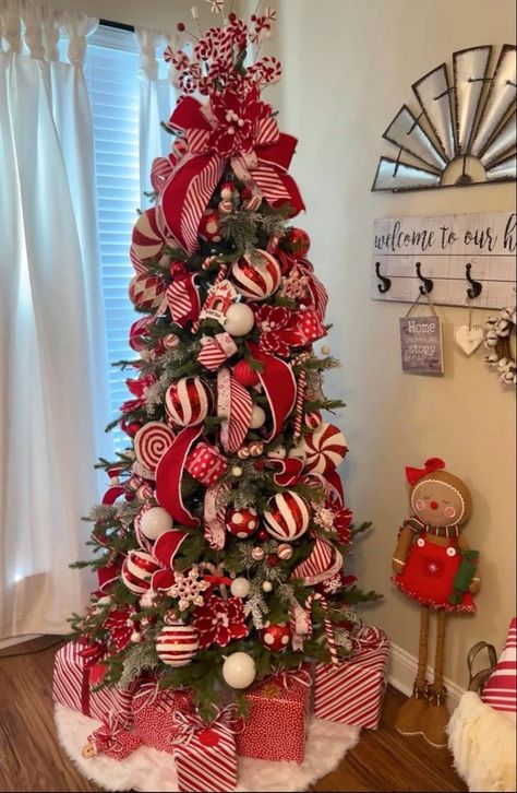 Candy Cane Flocked Christmas Tree, Gingerbread Candy Christmas Decor, Candy Cane Gingerbread Tree, Candy Cane And Gingerbread Christmas Tree, Gingerbread Man Christmas Tree Theme, Candy Cane Theme Tree, Peppermint Christmas Tree Decorations, Christmas Tree With Gingerbread, Christmas Tree Themes Gingerbread