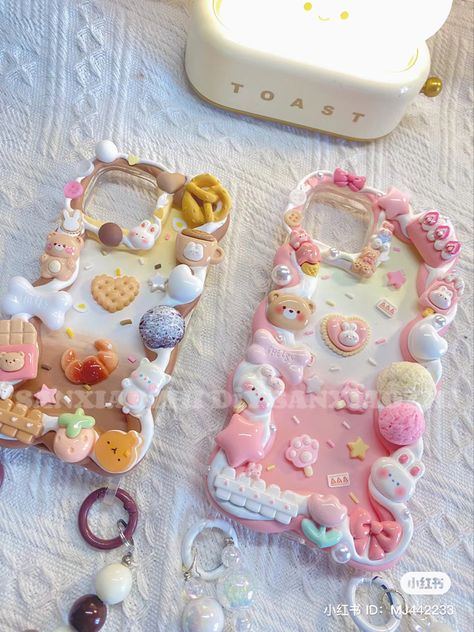 Diy Phone Case With Charms, Decoden Airpods Case, Decoden Phone Case Pink, Decoden Phone Case Ideas, Junk Charm Phone Case, Decoden Phone Case Sanrio, Deco Phone Cases, Custom Phone Cases Ideas, Phone Case Deco