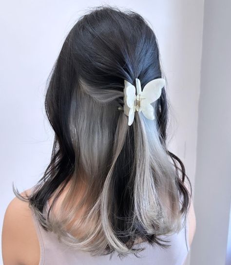 Black and Dirty Silver Peekaboo Hairstyle White Ends Hair, Black Hair Peekaboo Highlights, Silver Peekaboo Highlights, Peekaboo Hair Colour, Grey Peekaboo Hair, Short Peekaboo Hair, Silver Peekaboo Hair, Silver Underlights, Black Hair With Peekaboo Highlights