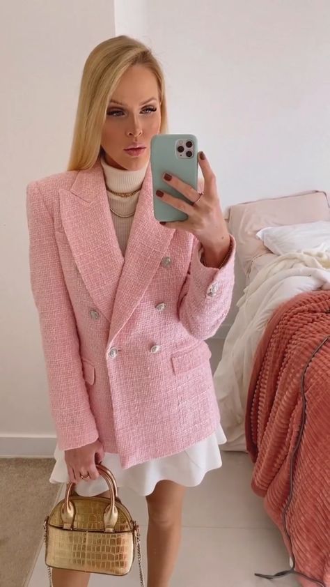 Pink Blazer Outfit, Blazer Rosa, Tweed Outfit, Woman Clothes, Elegant Feminine, Boucle Jacket, Pink Vibes, Pink Blazer, Women Outfit