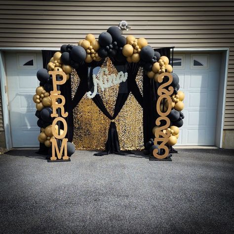 Balloon Arch For Prom, Male Prom Send Off Decorations, Prom Pictures Backdrop Ideas, Prom Balloon Backdrop, Prom Setup Decor, Prom Balloon Garland, Prom Balloon Ideas, Prom Decoration Ideas For Home Outside, Prom Champagne Party Ideas